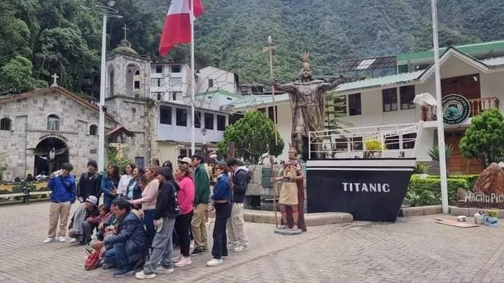 Maqueta del Titanic en la plaza de Machu Picchu genera ola de&nbsp;críticas