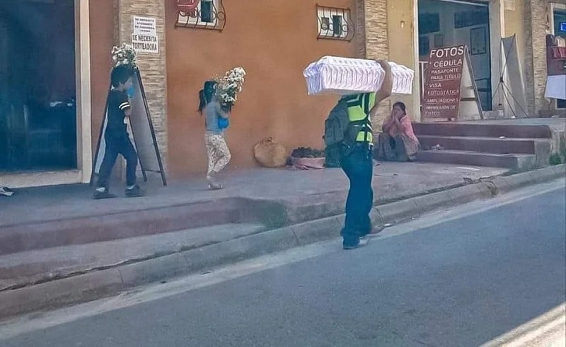 Padre carga el ataúd de su bebé y sus hijos llevan las&nbsp;flores