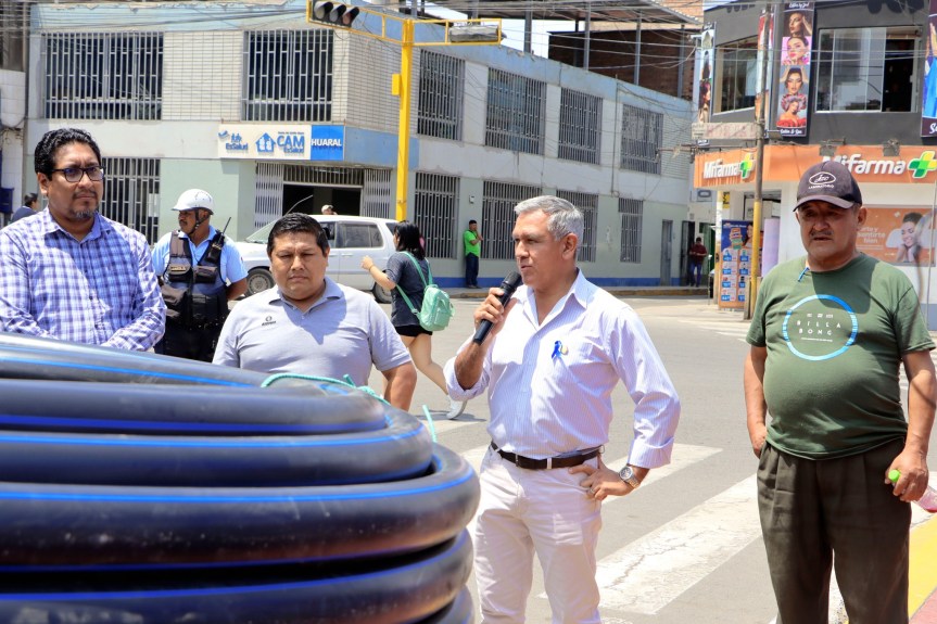 Alcalde provincial Fernando Cárdenas entregó 100 metros de manguera para el C.P. Carac del distrito de Veintisiete de&nbsp;Noviembre