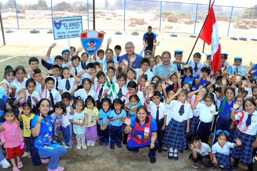 Alcalde Fernando Cárdenas entrega aula pre fabricada en la I.E. «El Ángel» del C.P.&nbsp;Macatón