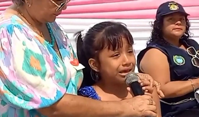 En colegio de Tumbes niña conmueve al cantar tema dedicado a su bisabuela&nbsp;fallecida