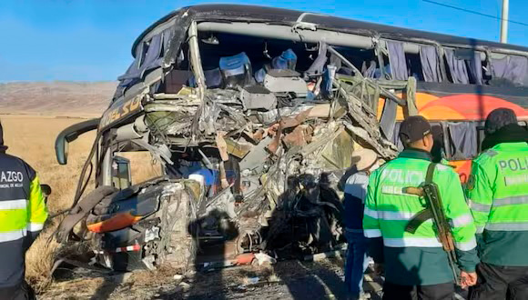 Choque entre dos buses deja cuatro muertos y 19 heridos: Accidente habría sido originado por un&nbsp;tractor