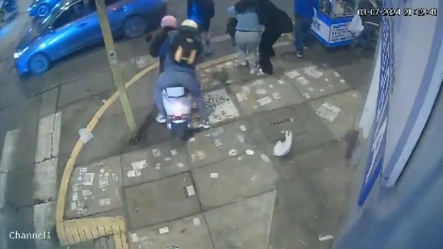 Sujetos en moto lanzan granada de estruendo para evitar ser detenidos en un operativo policial por&nbsp;Lince