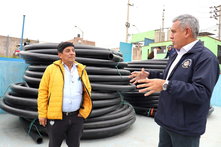 Alcalde Fernando Cárdenas entrega 15 rollos de manguera al distrito de&nbsp;Lampian