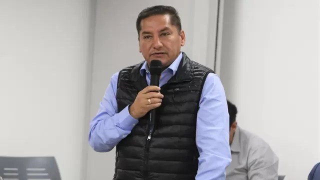 Comas: Alcalde Ulises Villegas fue captado entregando dinero a&nbsp;escolares