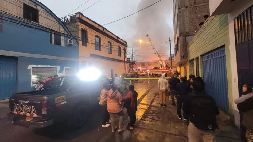 Breña: incendio de gran magnitud consume almacén y alarma a vecinos del jirón&nbsp;Carhuaz