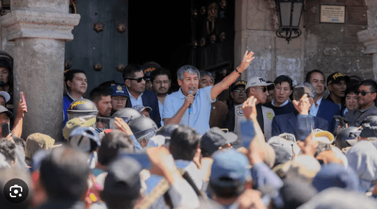 Ayacucho: En el tercer día de paro antiminero cientos de ciudadanos van en busca de Wilfredo&nbsp;Oscorima