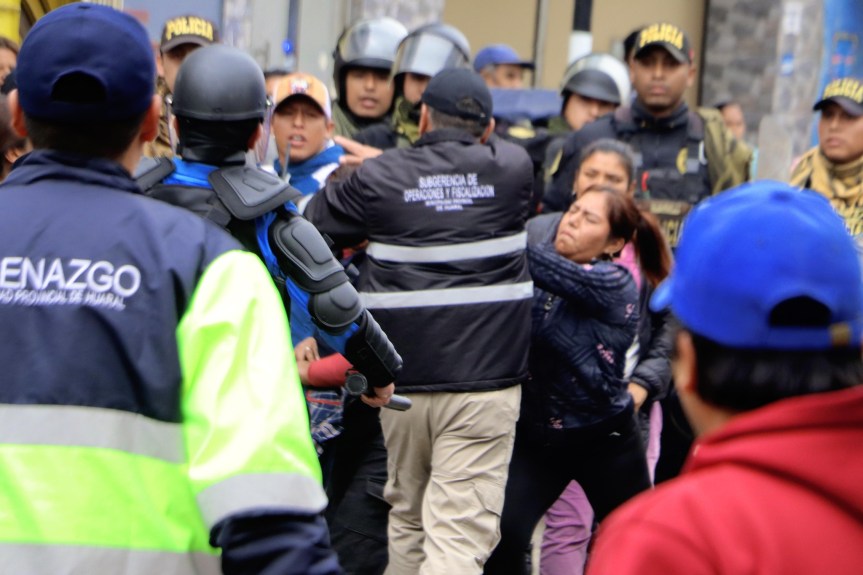 Fiscalizadores fueron agredidos con palos y piedras cuando cumplían su labor de reordenar la ciudad del comercio&nbsp;informal