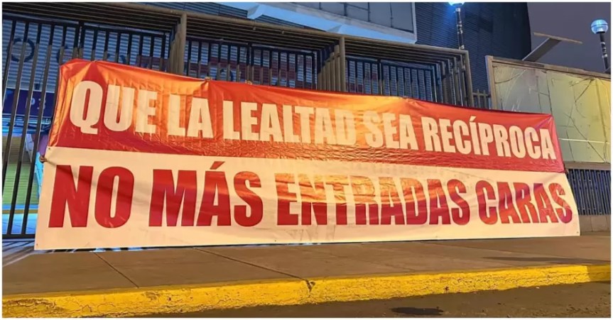 Banderola de protesta en el Nacional: Barra de la selección peruana critica precios altos de&nbsp;entradas