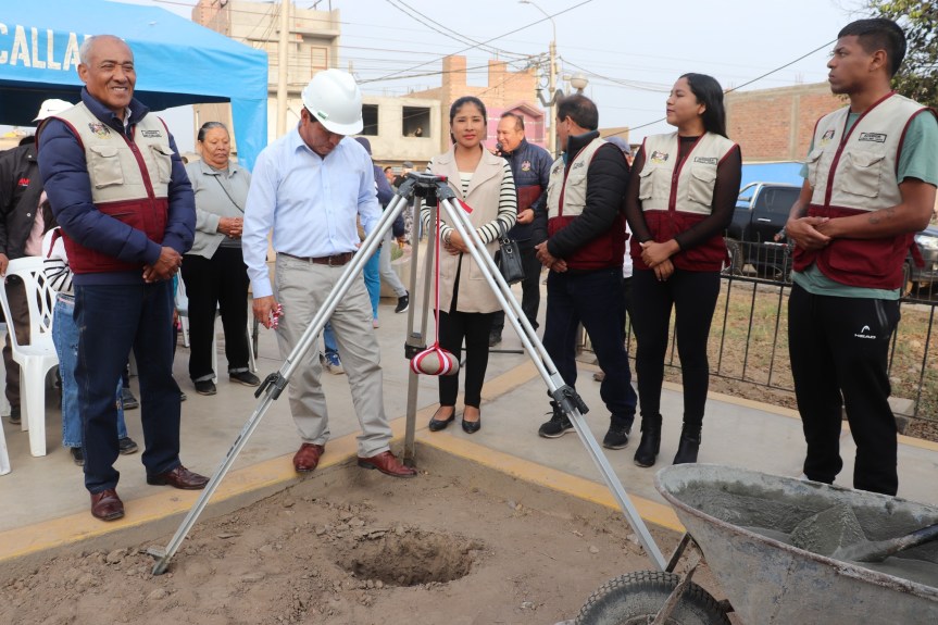 Alcalde Edwin Valdivia realiza colocación de la primera piedra para construcción de campo deportivo en&nbsp;Boza