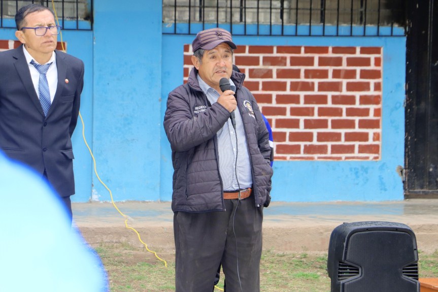 Regidor provincial Albertico Quintana entrega mobiliarios escolares en&nbsp;Vichaycocha
