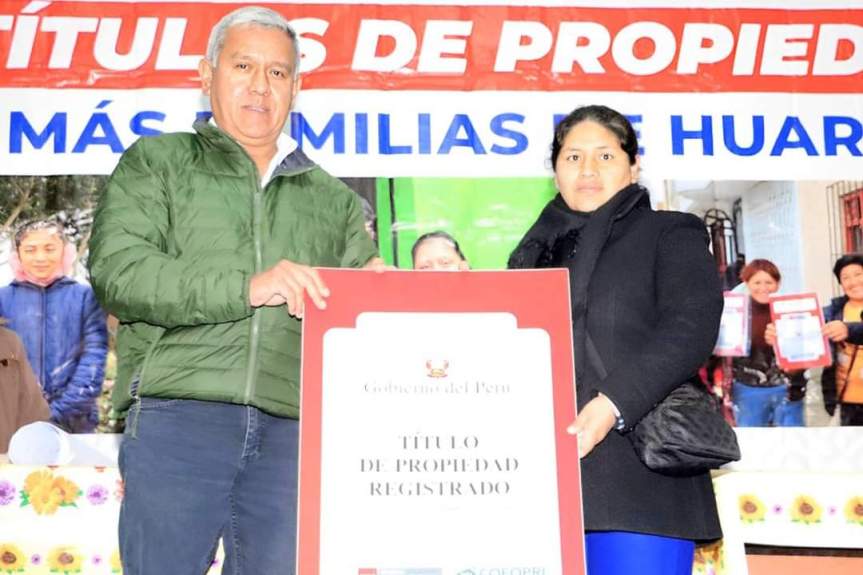 Alcalde Fernando Cárdenas y COFOPRI entregan títulos de propiedad en&nbsp;Vichaycocha