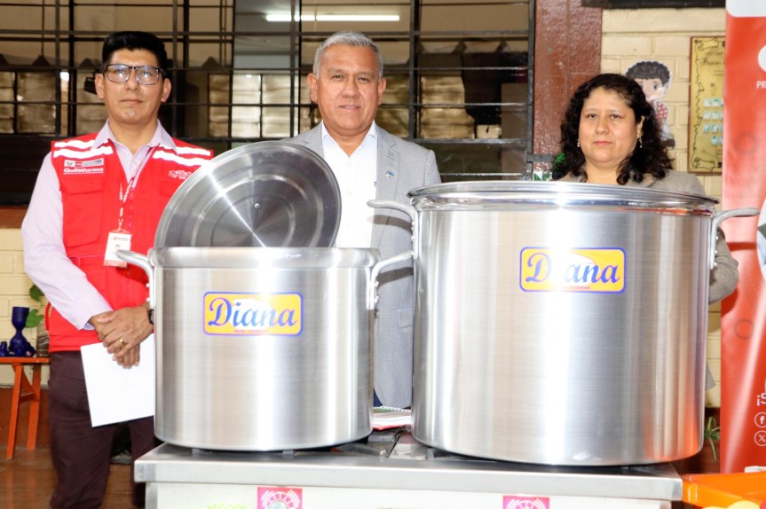 Alcalde Fernando Cárdenas entrega kit de equipamiento de cocina y menaje a I.E. N° 546 San&nbsp;Antonio
