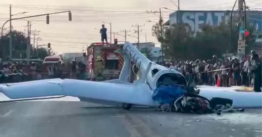 ¡Terrible! Avioneta de instrucción militar se estrella en plena avenida y deja dos&nbsp;fallecidos