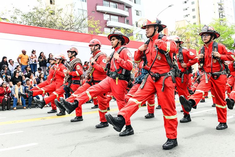 Ministro Santiváñez anuncia S/13 millones para compra de equipos a los&nbsp;bomberos