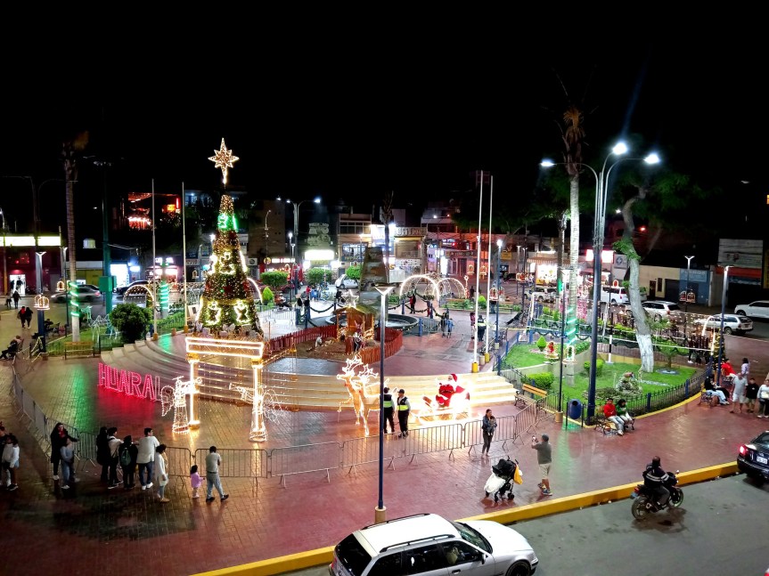 Huaral se contagia del espíritu navideño con el encendido del árbol y luces en la plaza de&nbsp;armas