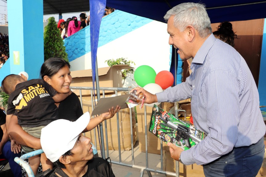 Más de dos mil niños y niñas celebran la navidad junto al alcalde Fernando&nbsp;Cárdenas