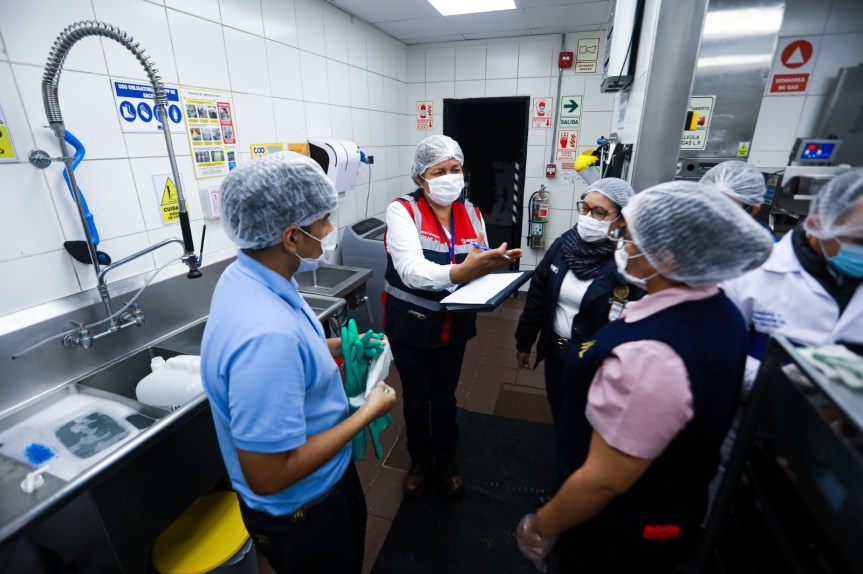 ¿Trabajas en un restaurante? Sigue estas recomendaciones para evitar accidentes laborales en época de Navidad y Año&nbsp;Nuevo