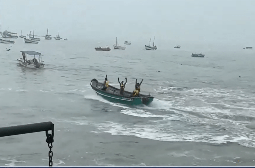 Tumbes: rescatan a 30 pescadores artesanales varados dos días en altamar por oleajes&nbsp;anómalos