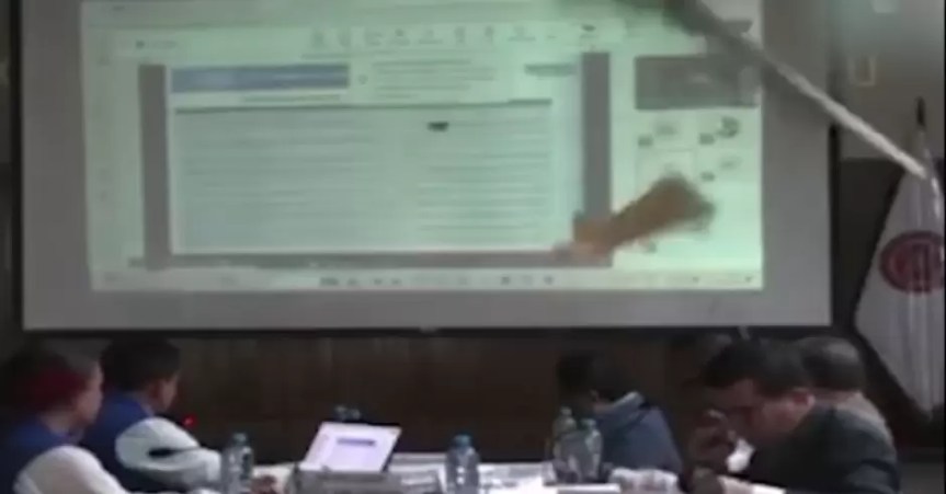 ¡El colmo! Techo se desploma durante sesión de Comisión de Fiscalización: Estructura cayó cerca de&nbsp;congresista