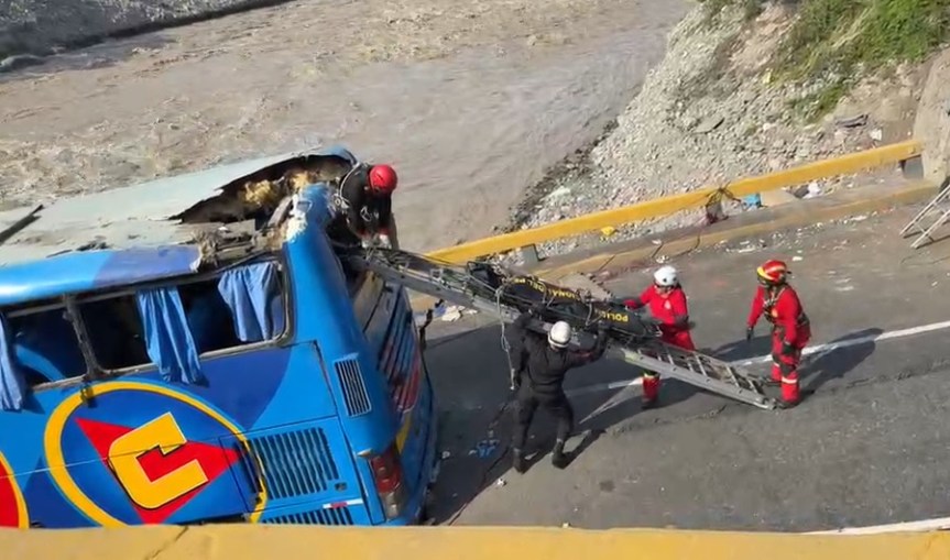 Recuperan cadáver del chofer del bus interprovincial que cayó al río Chancay tras colapso del&nbsp;puente