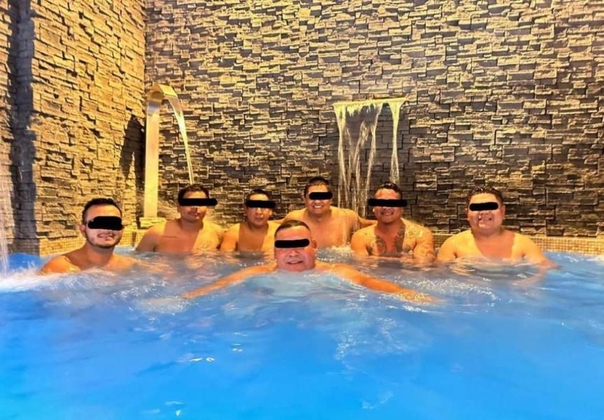 ¡ESCÁNDALO EN LA PNP! Difunden foto de policías de Trujillo posando alegres con integrantes de Los Pulpos en&nbsp;piscina