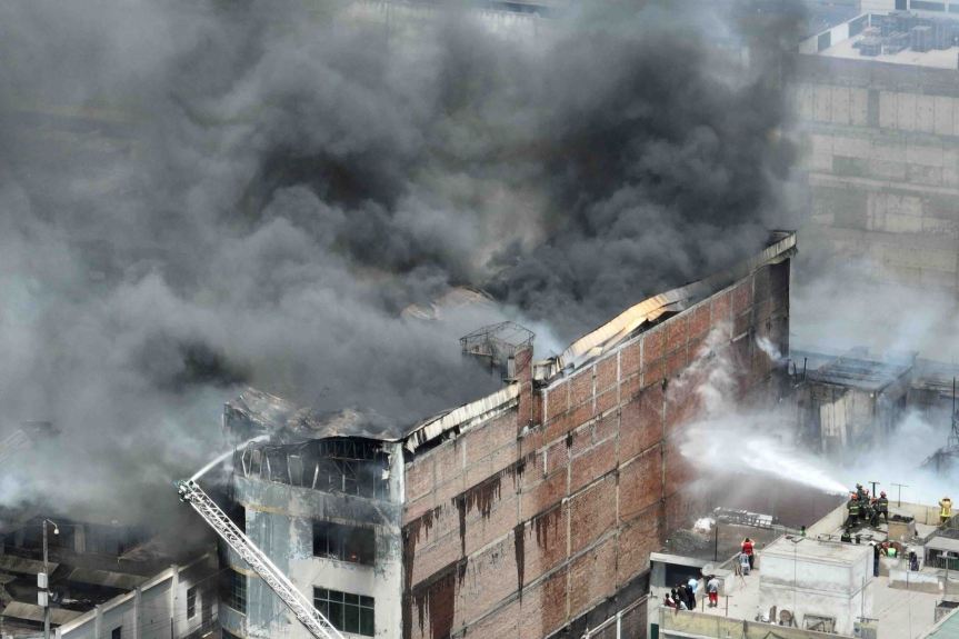 «No podemos tener control de extinción»: Bomberos estiman que apagar incendio en Barrios Altos tardará un día&nbsp;más