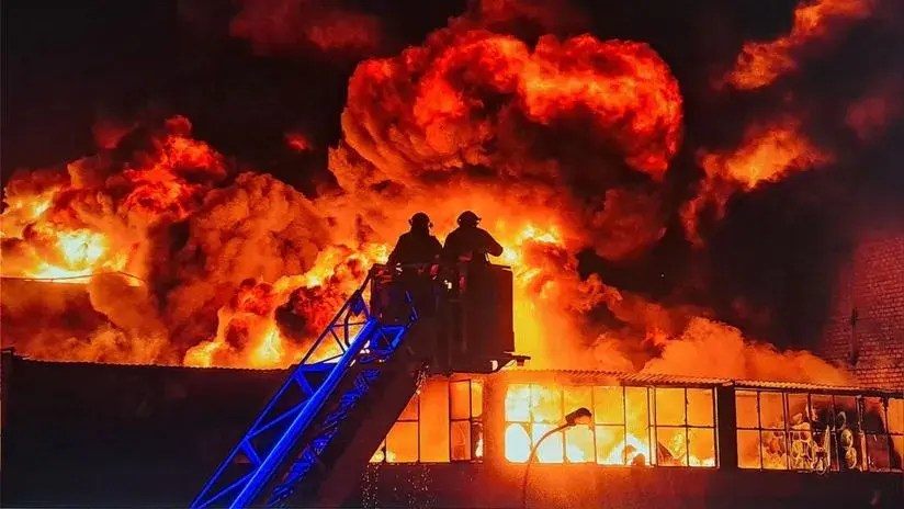 Dos edificios colapsaron en incendio en Barrios Altos: bomberos siguen atendiendo la emergencia por más de 36&nbsp;horas