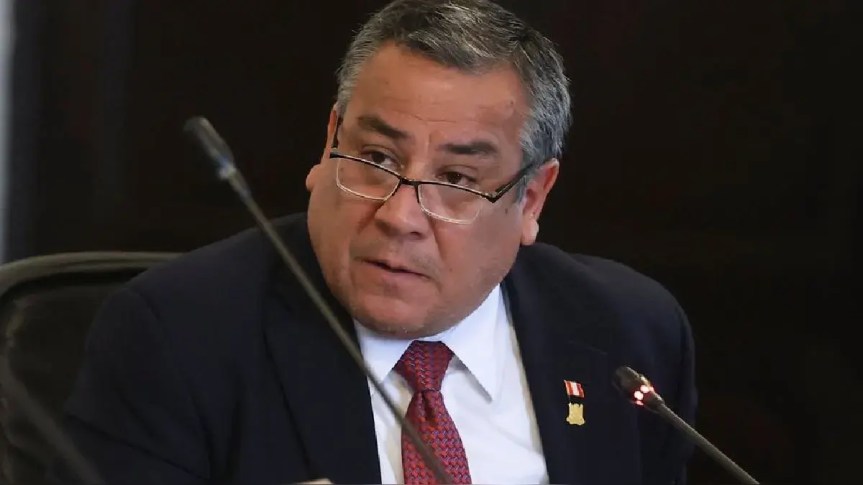 Gustavo Adrianzén dice que sectores de la prensa y la Fiscalía pretenden dar un «golpe blanco»: «Buscan hilar una&nbsp;vacancia»