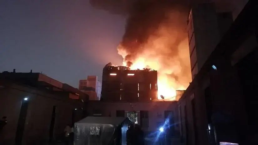 Emergencia en el Cercado de Lima: más de 50 unidades de los bomberos atienden incendio fuera de&nbsp;control