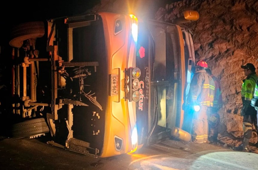 Cuatro muertos y 37 heridos tras volcadura de bus interprovincial en&nbsp;Arequipa