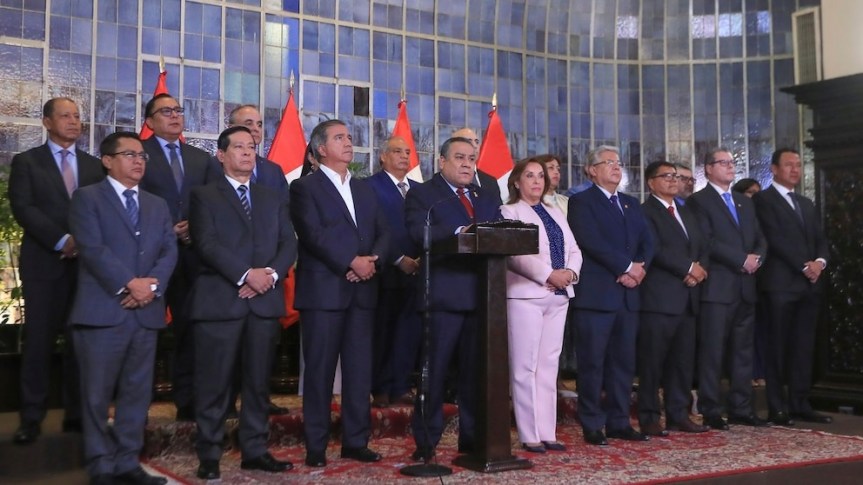 Dina Boluarte oficializa renuncia de Gustavo Adrianzén y todo el gabinete ministerial, ¿por qué se fueron los 19&nbsp;ministros?