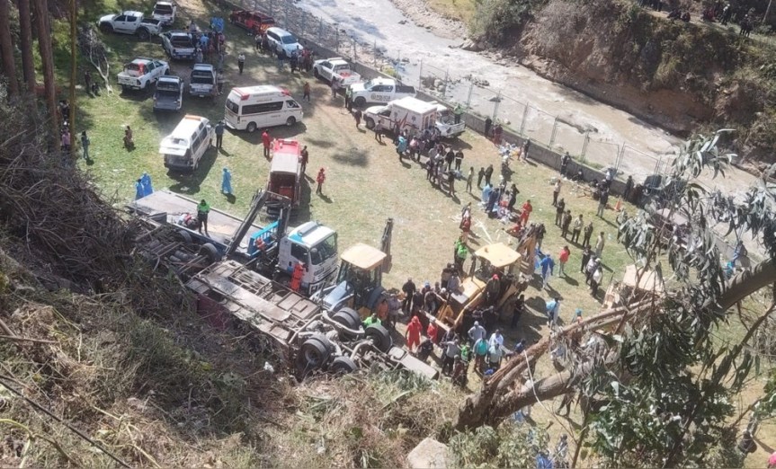 Junín: 18 muertos y más de 30 heridos dejó caída de bus interprovincial en una pendiente en la ruta Tarma-Chanchamayo
