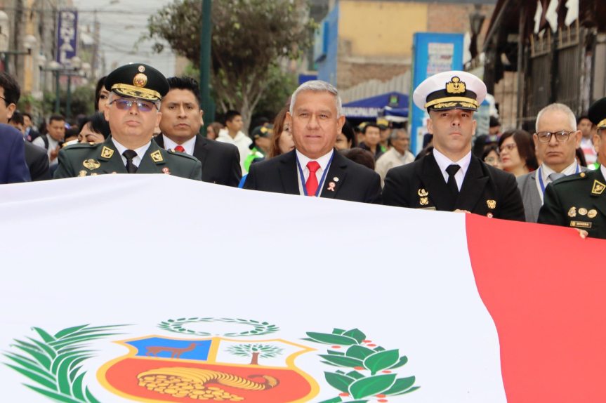 Alcalde provincial presidió ceremonia de izamiento en homenaje a los 204 años de independencia del&nbsp;Perú