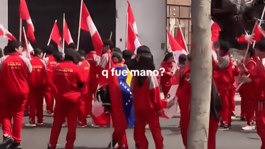 Niña es viral por marchar con BANDERA DE VENEZUELA en desfile de&nbsp;Perú