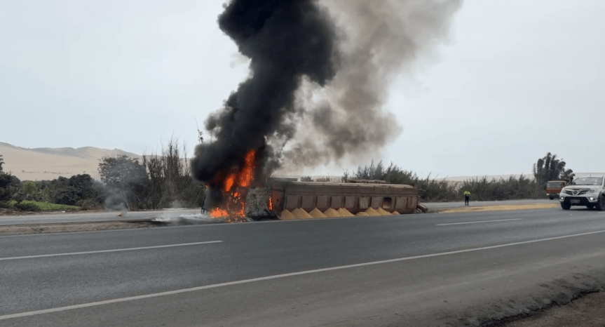 Incendio de tráiler paraliza tránsito en la Panamericana Norte: carga de alimentos para aves quedó&nbsp;regada