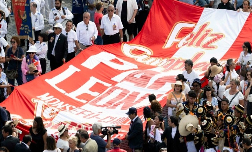 Delegación peruana destacó con desfile típico en el Vaticano por cumpleaños del papa León&nbsp;XIV