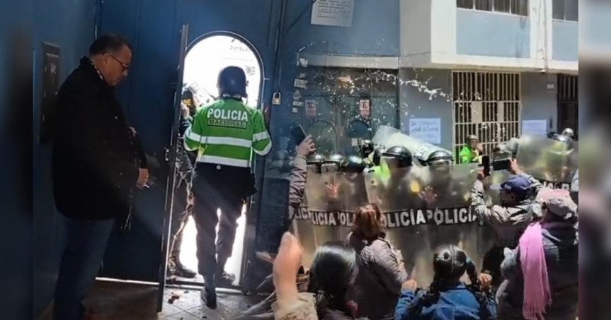Manifestantes lanzaron huevos y piedras a Phillip Butters tras presentación en&nbsp;Juliaca