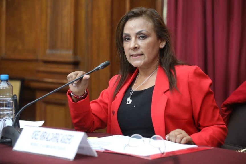 Congresista Kira Alcarraz se burla de sus amenazas a&nbsp;periodista