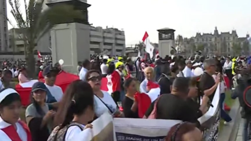 ¡Defienden a la PNP! Personas participan en Marcha por la Paz frente al Palacio de Justicia: “Son más los&nbsp;buenos”