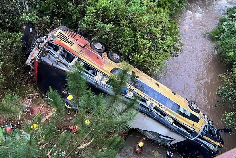 Deja 8 muertos y varios heridos al caer un autobús desde un puente en&nbsp;Argentina