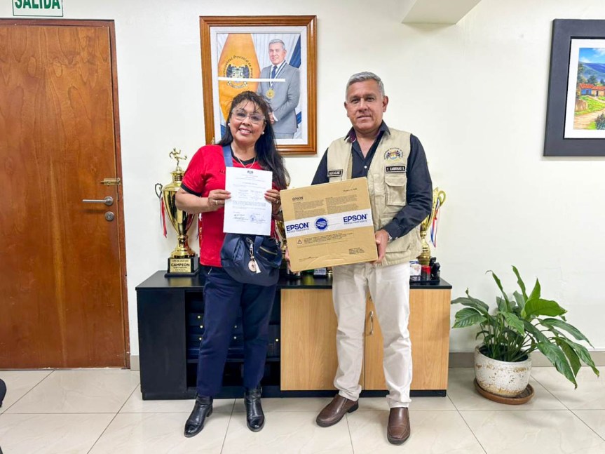 Municipalidad Provincial de Huaral entrega proyector multimedia a la I.E. N.º 20901 “José Faustino Sánchez&nbsp;Carrión”