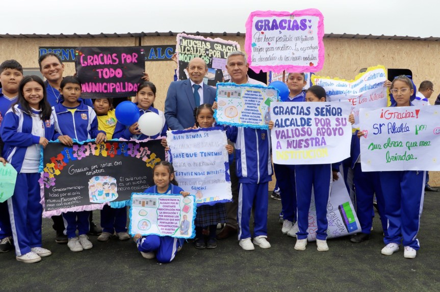 Alcalde provincial entrega dos aulas prefabricadas a la I.E. pública “Los&nbsp;Naturales”