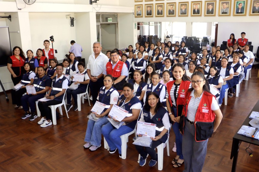 Municipalidad Provincial de Huaral entrega indumentaria a actoras sociales para fortalecer labor&nbsp;comunitaria