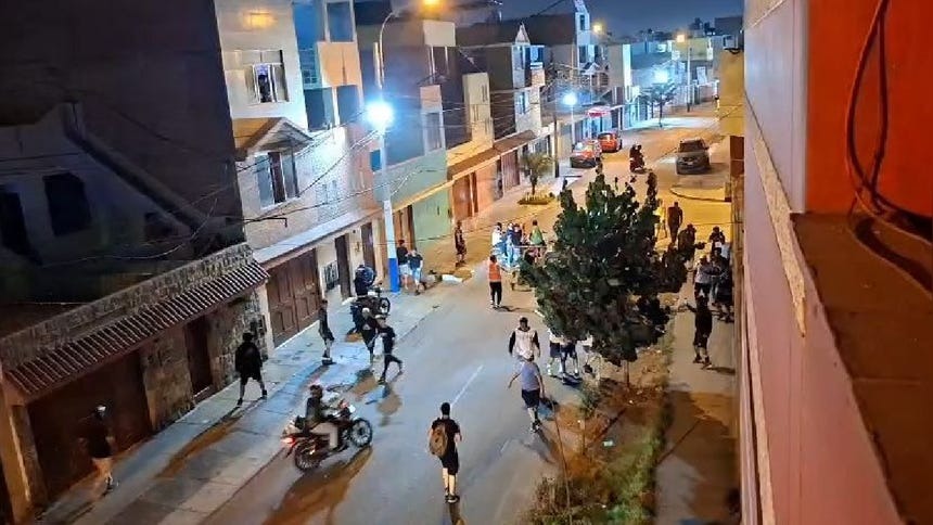 Más de diez heridos en violento enfrentamiento entre presuntos barristas en plena avenida La&nbsp;Marina