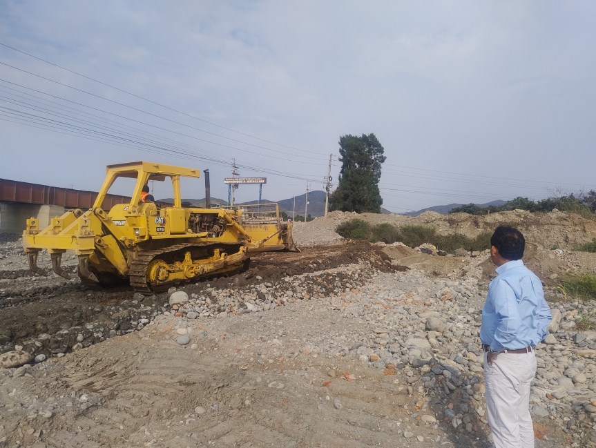 Realizan trabajos preventivos de descolmatación en el Puente Rojo Tambillo – La&nbsp;Huaca